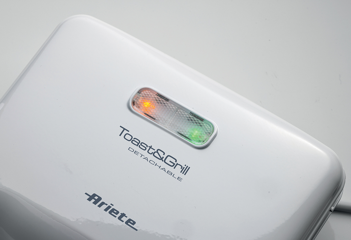 Παρουσιάζονται οι φωτεινές ενδείξεις λειτουργίας της τοστιέρας.